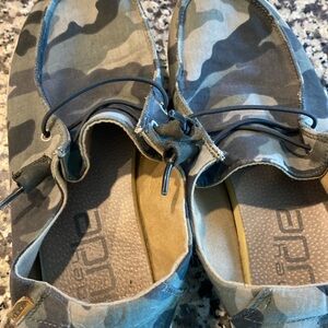 HEY DUDE WENDY CAMO LADIES SHOES